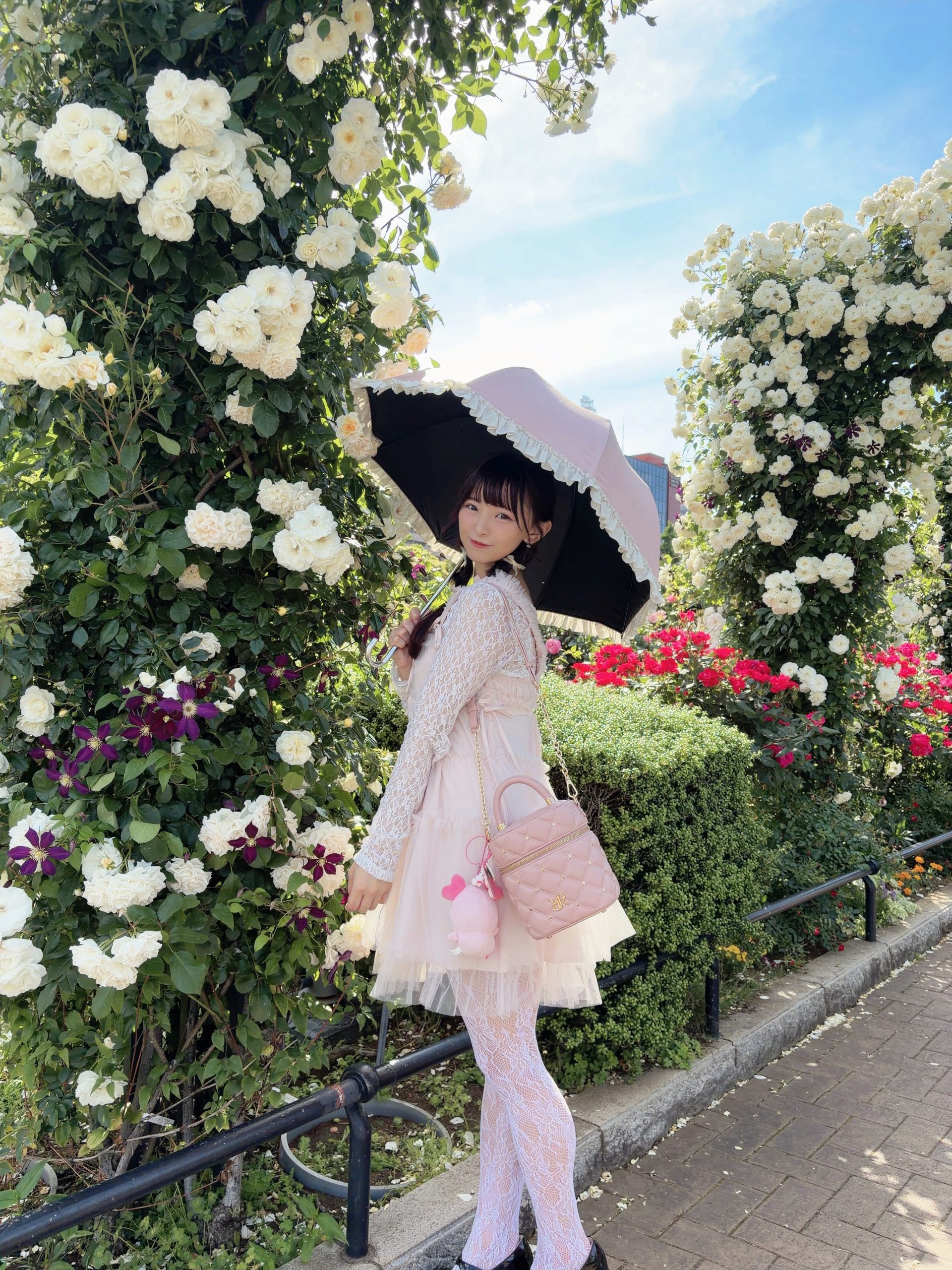 yu_me_officialさんのピンクホワイトの日傘の使用画像
