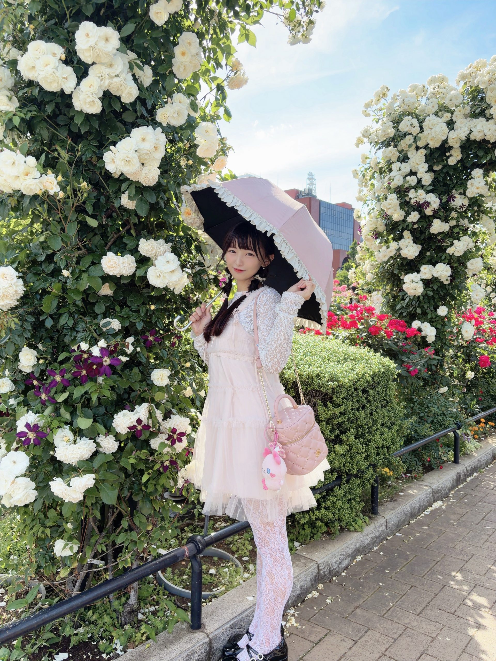 yu_me_officialさんのピンクホワイトの日傘の使用画像