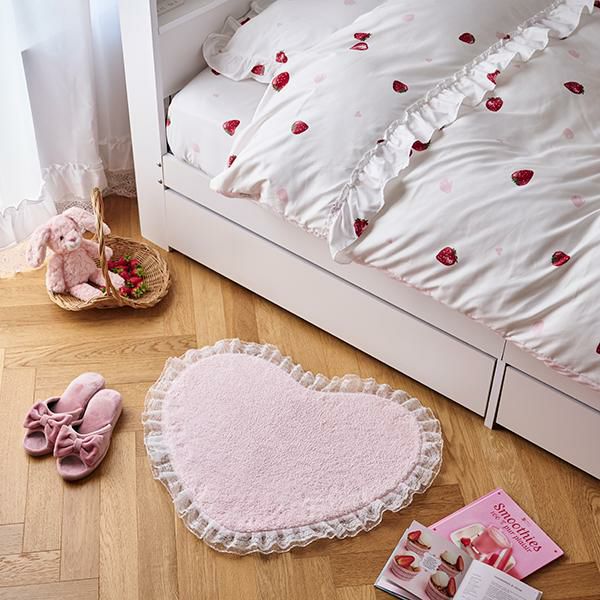 レースフリルハートマットメイン画像　ベッドルーム