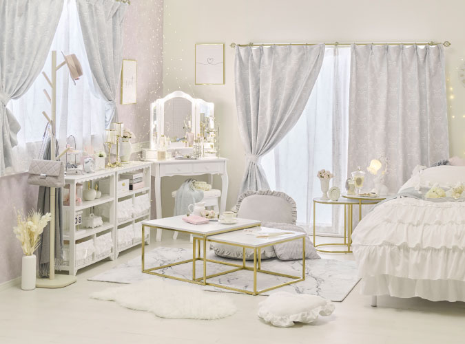 オーナメントリボン遮光カーテン/レースカーテンセットをグレーとホワイトのインテリアの部屋に設置した画像