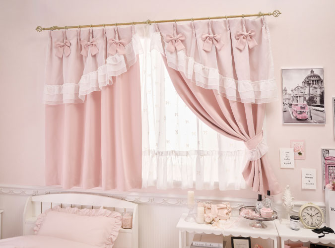 ティアラリボン2WAY遮光カーテン/レースカーテンセットピンクの出窓の画像