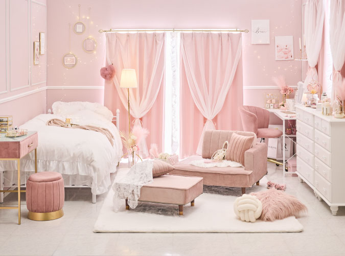 ピンクのインテリアの部屋にフェアリーリボンカーテンを設置した画像