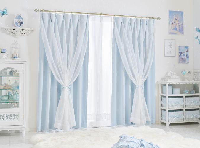 フェアリーリボン遮光カーテン/レースカーテンセット水色の掃き出し窓に設置した画像