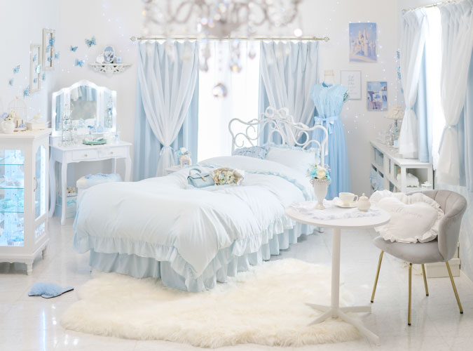 水色のインテリアの部屋にフェアリーリボンカーテンを設置した画像